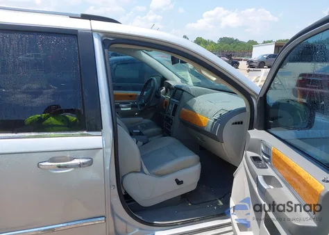 2010 Chrysler Town & Country New Limited from USA, damaged, VIN 2A4RR7DX5AR398496